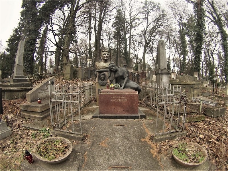 Lviv’de Gezilecek ve Görülecek Yerler Arasında Bir Garip Yer: Lviv Lychakiv Mezarlığı